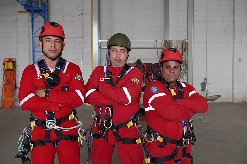 Equipe de resgate em espaço confinado