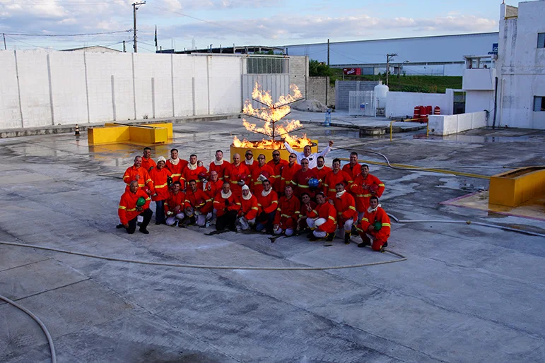 Treinamento de bombeiros civis em São Paulo